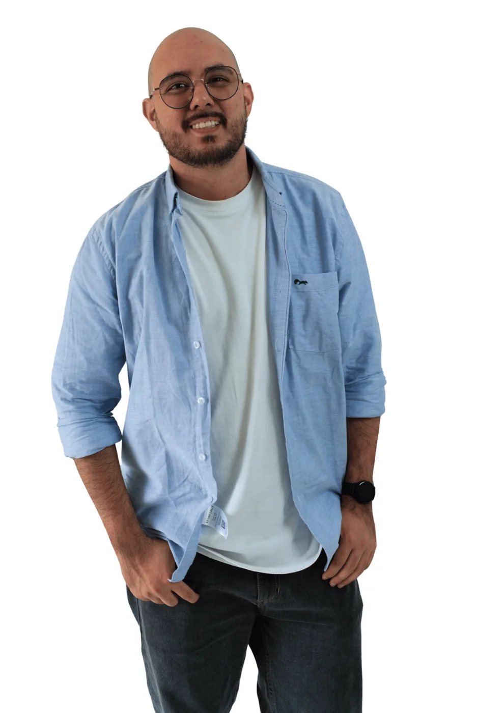 Michele Odarba sonriendo con camisa azul y gafas redondas